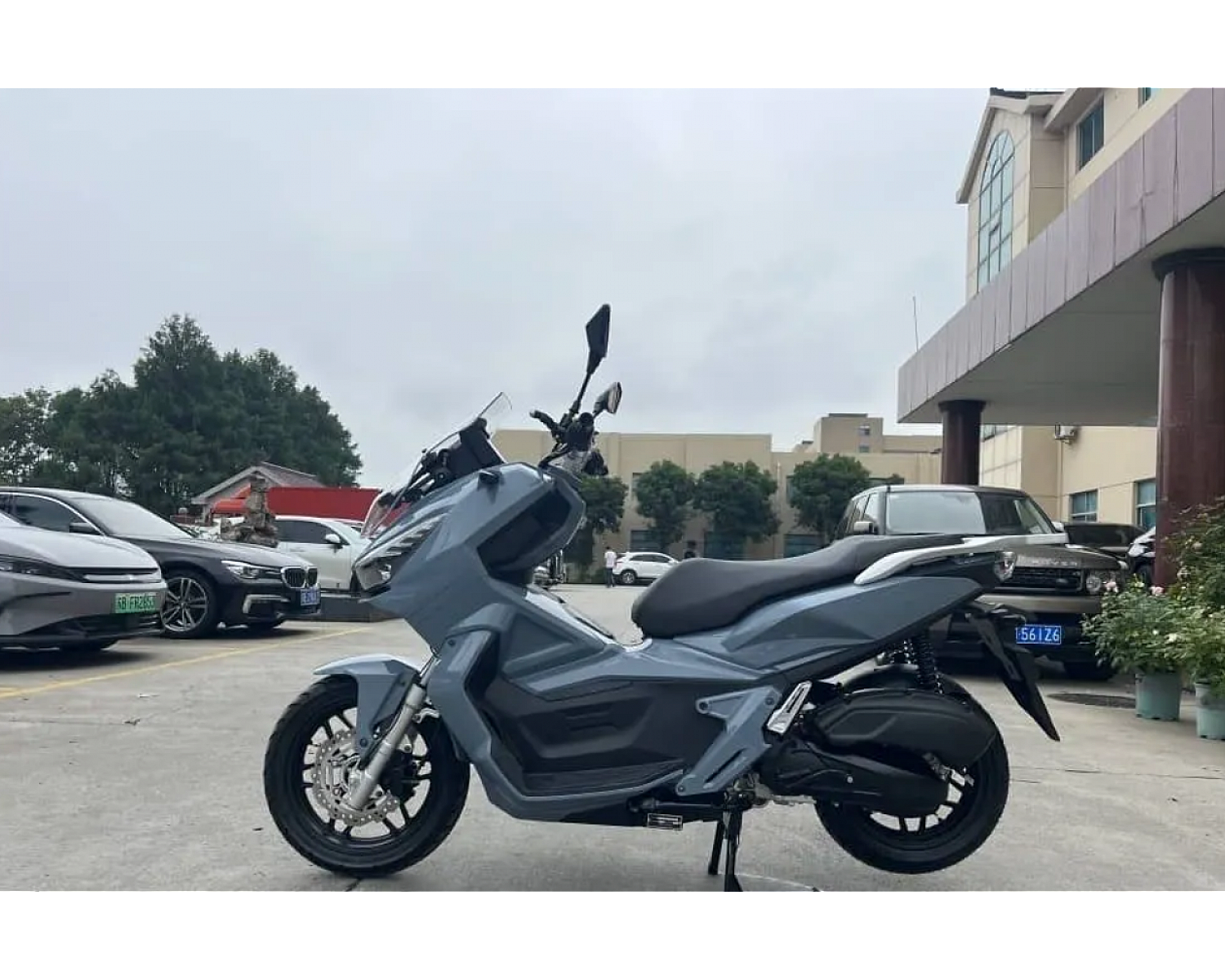 Скутер SPRMOTORS ADV MAX серый T4-50L (с кофром)