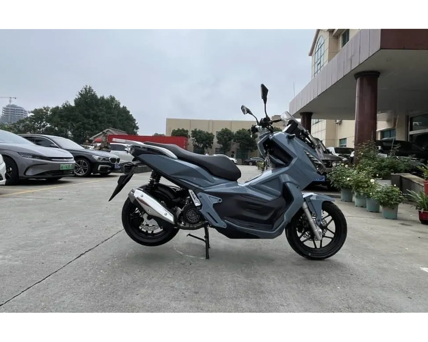 Скутер SPRMOTORS ADV MAX серый T4-50L (с кофром)