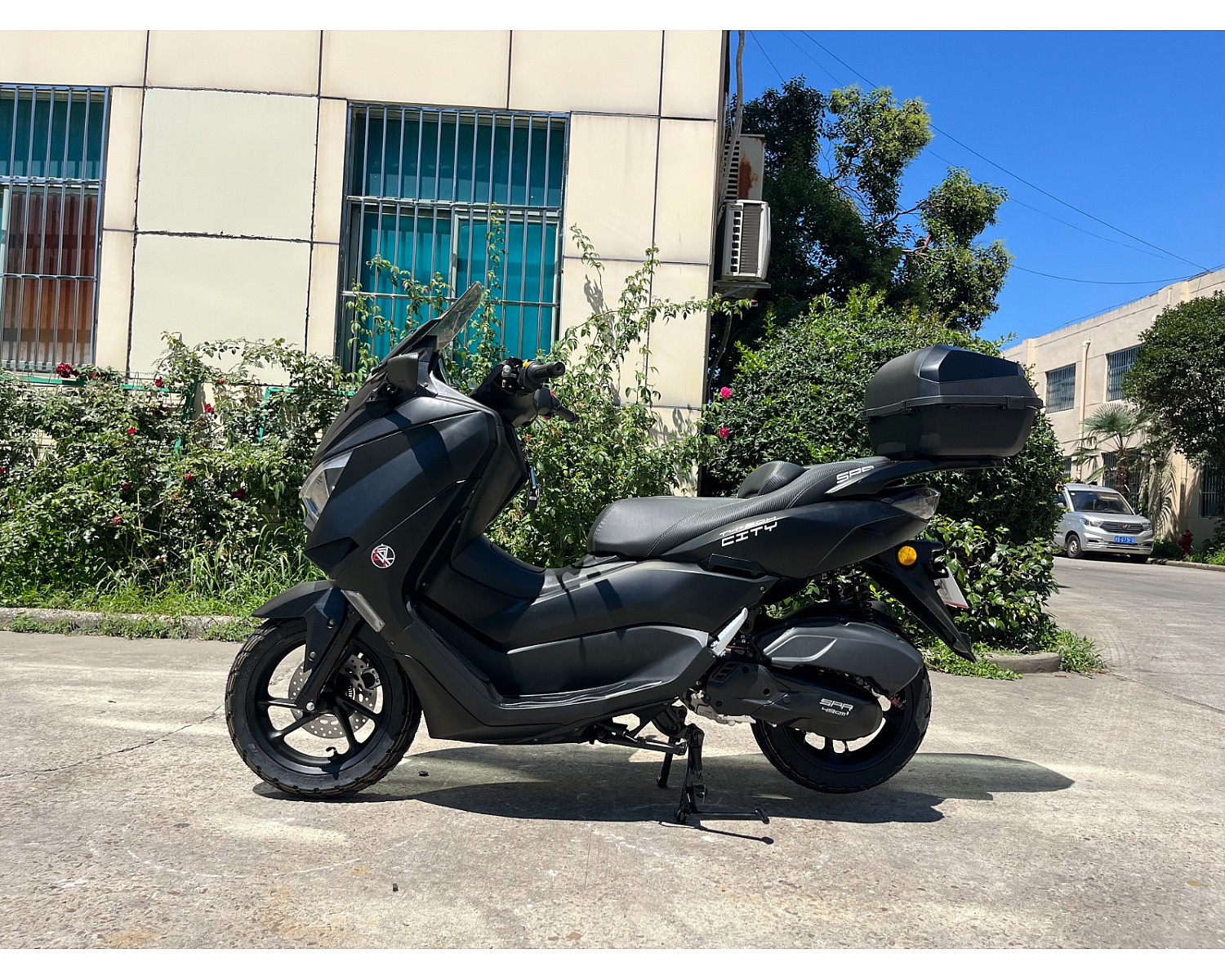 Скутер SPRMOTORS CITY MAX чёрный T4-50H (с кофром)
